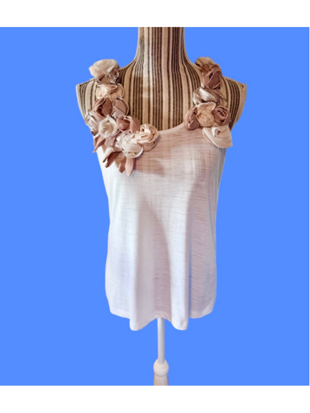 Anthropologie One September white 3D floral tank top satin flower detail. Size M